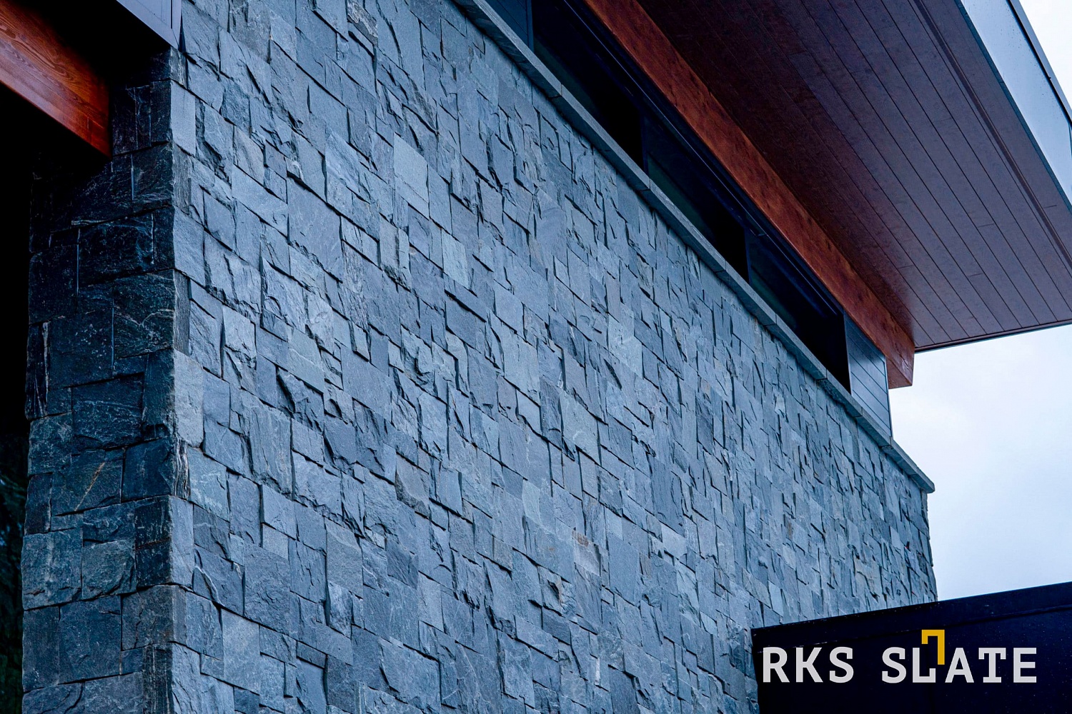 Черный шик: Фасад дома премиум-класса с камнем RKS SLATE Black Slate