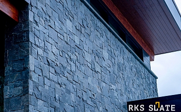 Черный шик: Фасад дома премиум-класса с камнем RKS SLATE Black Slate