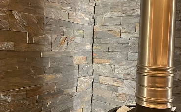 Отделка стены за печкой в парной натуральным камнем сланцем Rustic Rockface