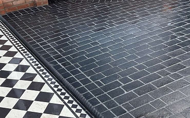 Натуральная каменная брусчатка RKS Slate Belgian Black: элегантность черного цвета в деталях
