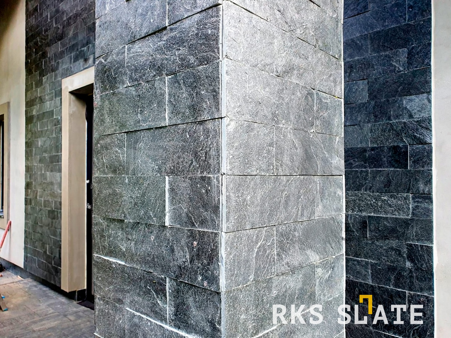 Изысканный фасад с индийской сланцевой плиткой RKS SLATE Silver Shine Natural: элегантная отделка дома натуральным камнем