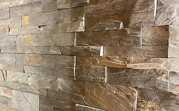 Отделка стены за печкой в парной натуральным камнем сланцем Rustic Rockface
